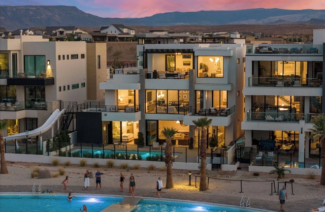 Luxury Beachside: Lagoon Front + Private Pool + Fall Break Availability!