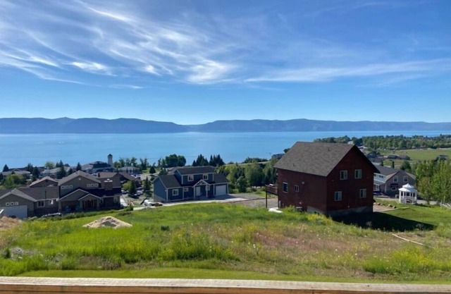 Luxury Bear Lake Retreat w/Breathtaking Views overlooking lake 2 bedroom 2 bath