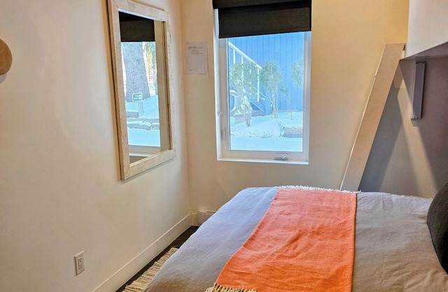 Luxury Bed and Breakfast 2 bdrm Chalet unit w/private yard, hottub walk to ski.