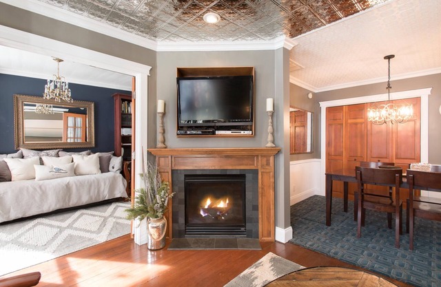 Luxury Boutique Cottage, Hot Tub Grotto, Top of Main St, ❤Clean & Refundable!