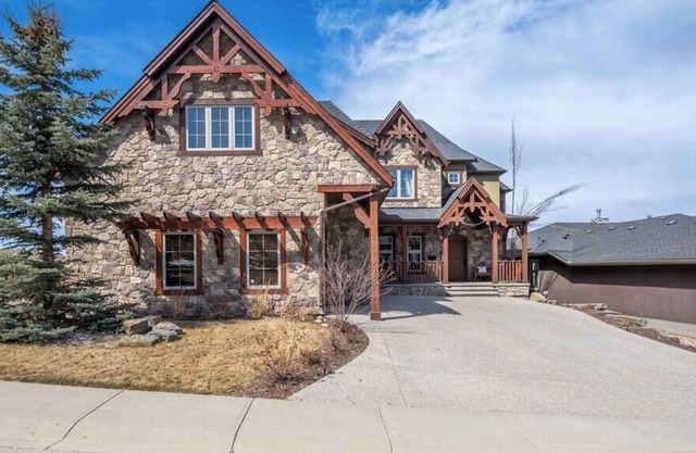 Luxury BSMT, Banff Pass, Pool Table, Steam Shower