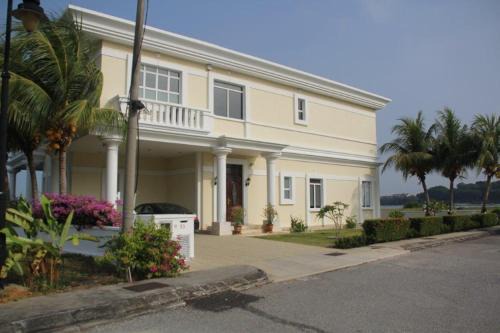 Luxury bungalow by the sea
