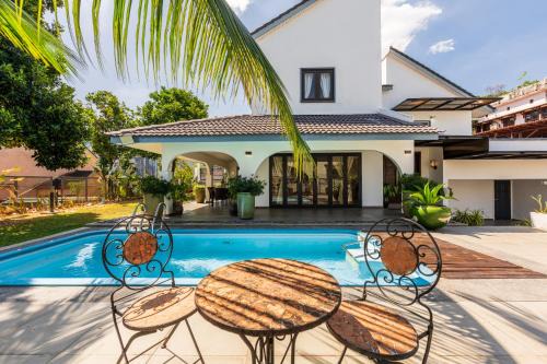 Luxury Bungalow TTDI, 16-22pax, Swimming Pool, One Utama