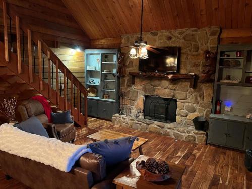 Luxury Cabin HotTub, Hiking, Fire Pit, Game Room