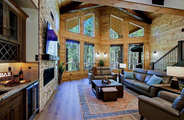 Luxury Cabin in a woods! Private location 7000 ft elevation, 4 seasons!