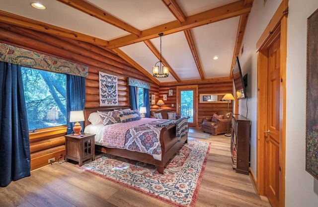 Luxury Cabin in the Woods, near 3 Golf Courses.