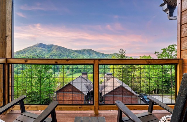 LUXURY CABIN | MOUNTAIN VIEWS | HOT TUB |GAME ROOM