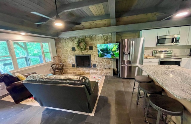 Luxury Cabin on 4 Private Acres ~ Arts & Crafts Community ~ Old Chapel Way