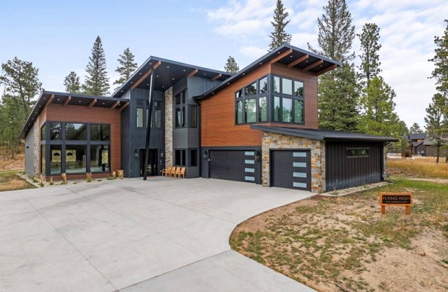 Luxury Cabin Sleeps 24- Direct Trailhead & Clubhouse Access, Ample Parking!