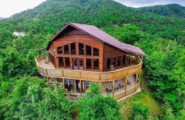 Luxury Cabin w/Hot Tub, Two-Tier Deck, Panoramic Views & Free Attraction Passes