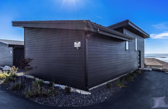 Luxury Cabin w/Premium Amenities Private Balcony