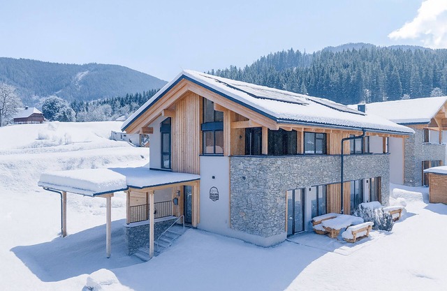 Luxury chalet Alpenglück with sauna at ski slope