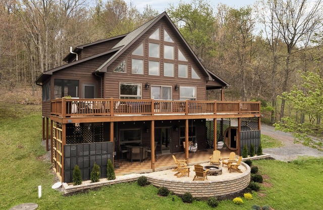 Luxury Chalet: Views, Hot Tub, Sauna, Tesla EV