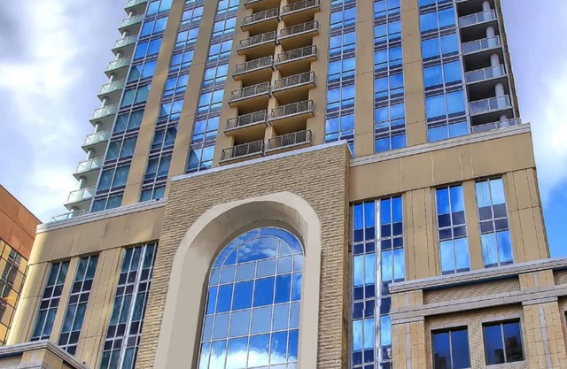 Luxury Condo- Downtown, 5 min walk to LRT & Prince’s Island park