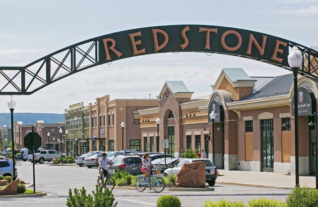 Luxury condo, Walk to Restaurants, King & Q. beds, 2 bikes, private gar. & grill