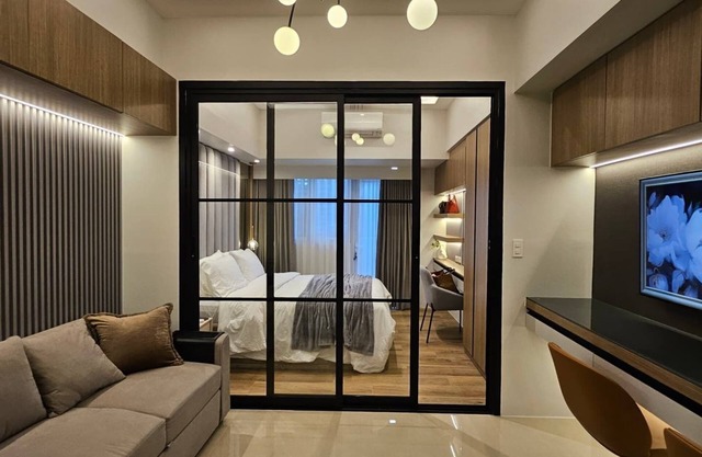 Luxury condo with gym,WiFi,NETFLIX at Park Mckinley West, Venice, SM Aura BGC