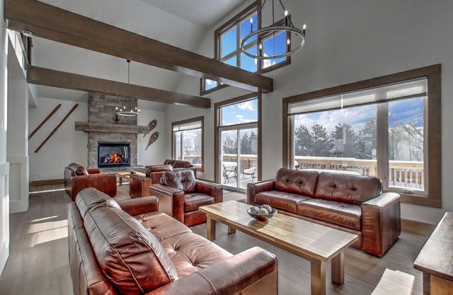LUXURY Cottage@Blue Mountain, Private Beach Access, Near the Village, 7.5 baths