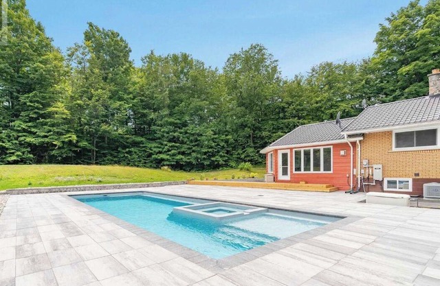 Luxury Cottage on 8 Acres of Greenery w/Pool & Games Room!