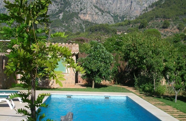 Luxury Cottage,Pool, Views,Orchard,Walk to Town,Satelite,WiFi Air/Con