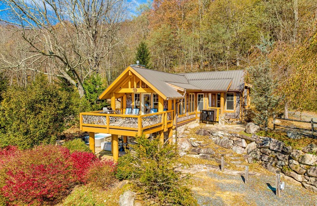 Luxury cottage with spacious deck, amazing views, hot tub, & washer/dryer