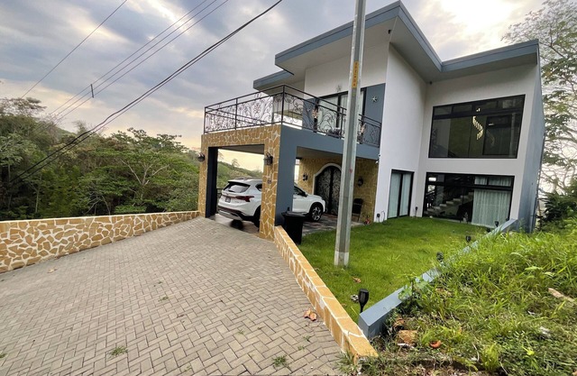 Luxury 5BR/5BA Sunset Villa w/Private Pool & Terraces.nnBook now!