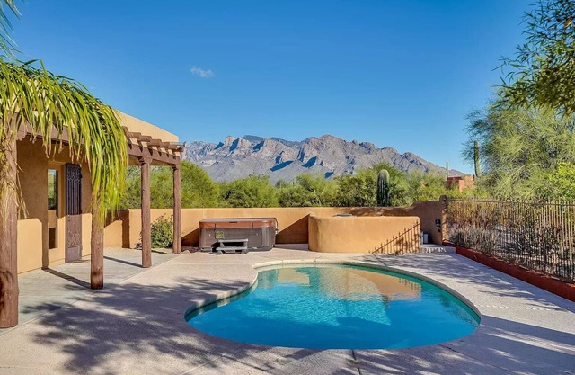 Luxury desert oasis, pool, 360 mountain views, perfect for families, biz travel.