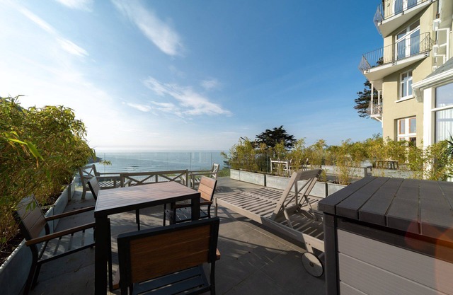 Luxury, dog friendly, two bedroom holiday apartment sleeping four with sea views in Lynmouth