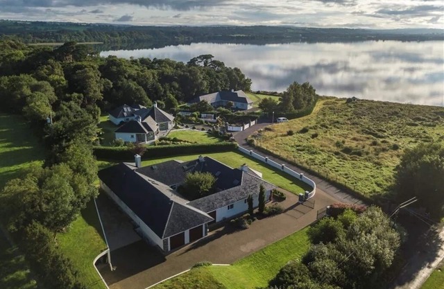 Luxury eight Bedroom Home (Sleeps17) with views of Killarney Lakes and Mountains