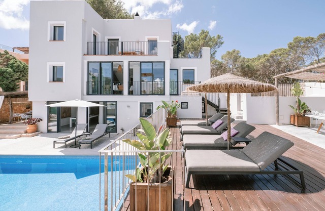 Luxury 5 bed Villa with Heated Pool and Stunning Sea Views - 5min walk to Beach