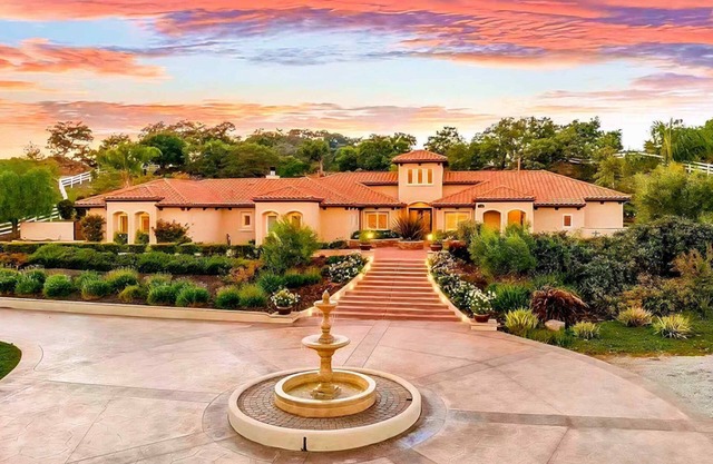 Luxury Estate with Private Pool, close to Temecula Wine Country and Trails