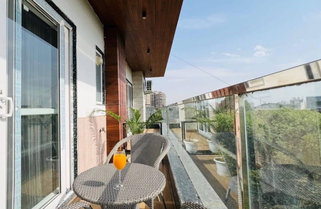 Luxury executive suite in Gurugram, featuring air conditioning and Wi-Fi.