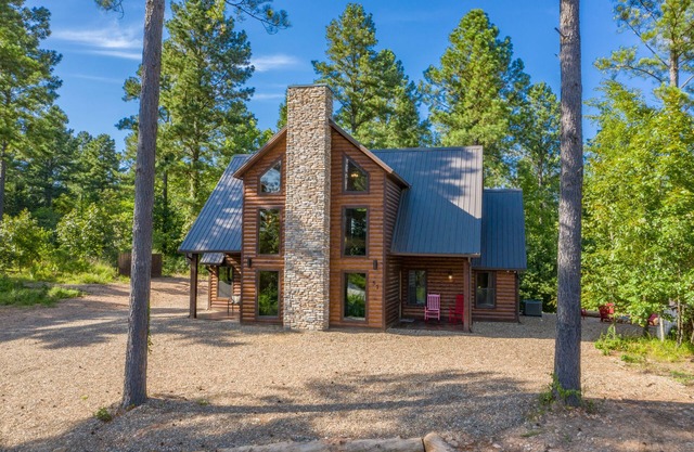 Luxury family friendly cabin, in a wooded cul-de-sac in the heart of Hochatown.
