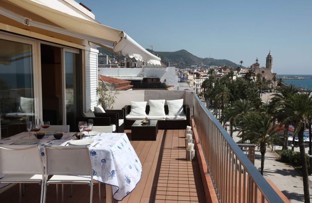 Luxury flat on the top floor with 50 m² terrace on the waterfront