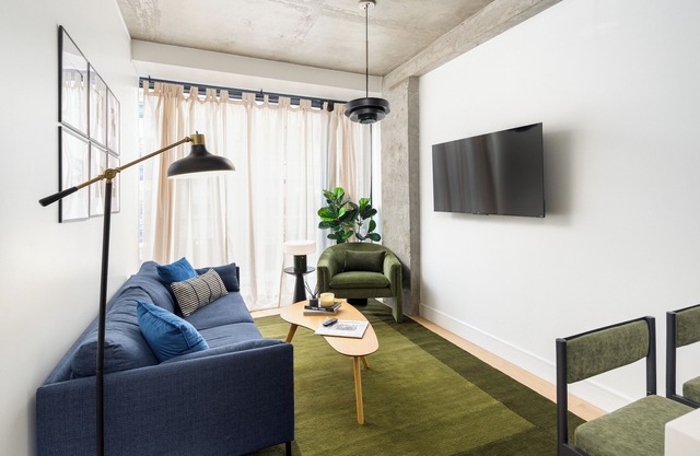 Luxury Full Floor Chelsea with Washer/Dryer 2bd