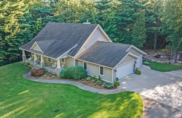 Luxury getaway. 5 BR, 3BA, 3500 sq. Ft., 2 acres. Sleeps16.