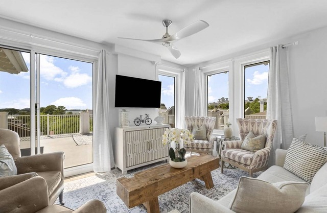 Luxury Gulf Bay-View 2BR Private Balcony Sandestin Resort Pools, Beach & Dining