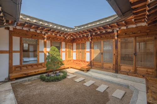 Luxury Hanok Pine Residence