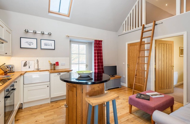 Luxury Hayshed Cottage with hot tub near St Andrews