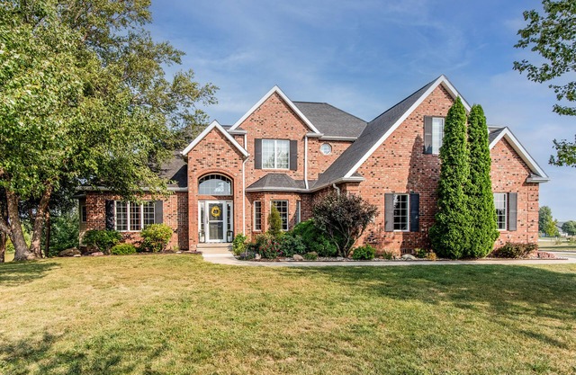 Luxury Home on 4th fairway of country club! Golf Getaway. Quality throughout.