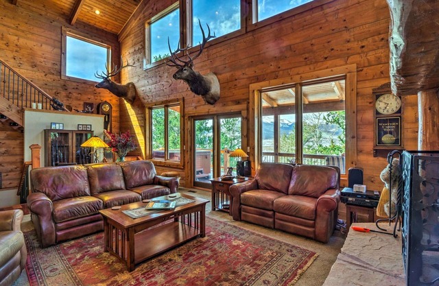 Luxury Home w/Mountain Views, Hot Tub & Grill by RedAwning