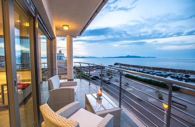 Luxury house on the front line of the sea