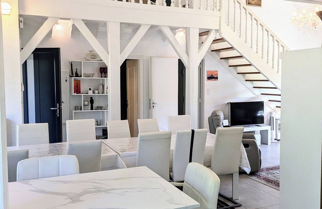 Luxury house ground floor, modern decoration, garden, parkings, wifi, near beach