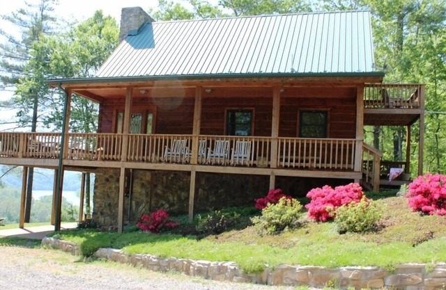 Luxury Lake Cabin by New River Trail w/Dock/Canoes/Steam Room/Fireplaces.
