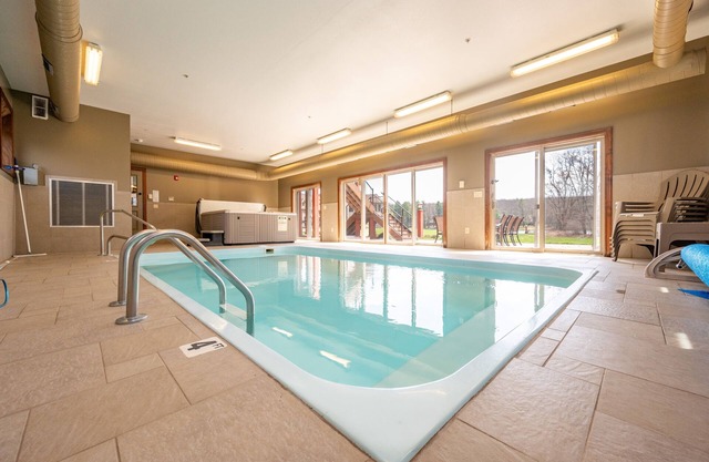Luxury Lake Escape w/Indoor Pool & Hot Tubs
