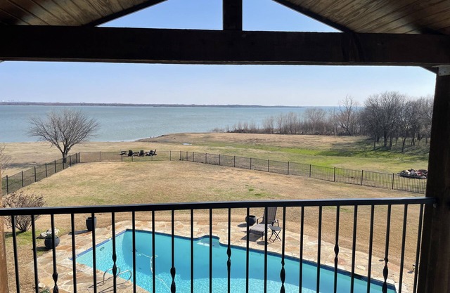 Luxury lake house with pool king bed