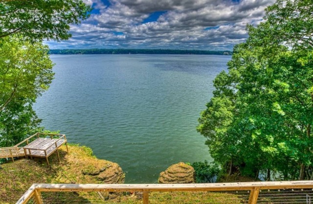 Luxury Lake Stay near RTJ Golf Course