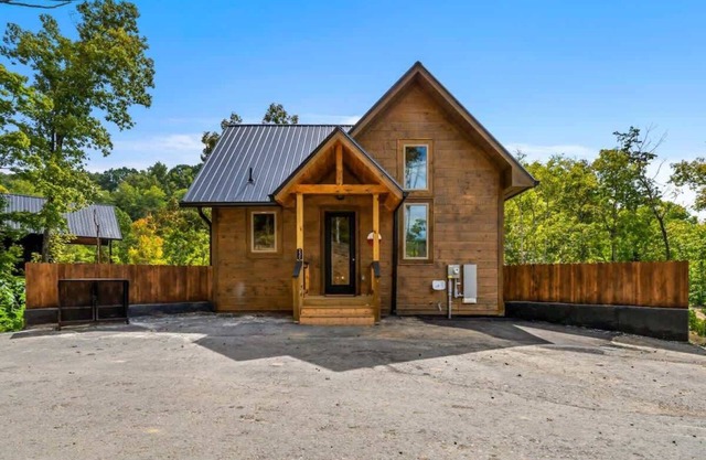 Luxury Lakefront Cabin/Hot tub/Lake Access