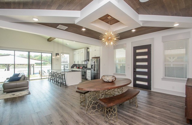 Luxury Lakefront Home with Boat dock and Kayaks