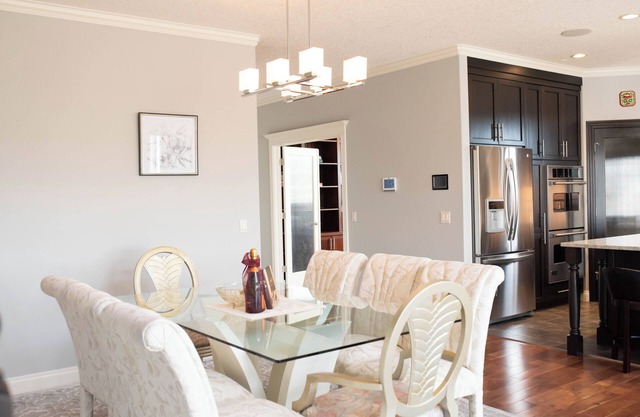 Luxury Lakefront house for all occasions, 90 mins drive to Banff, Pet friendly.