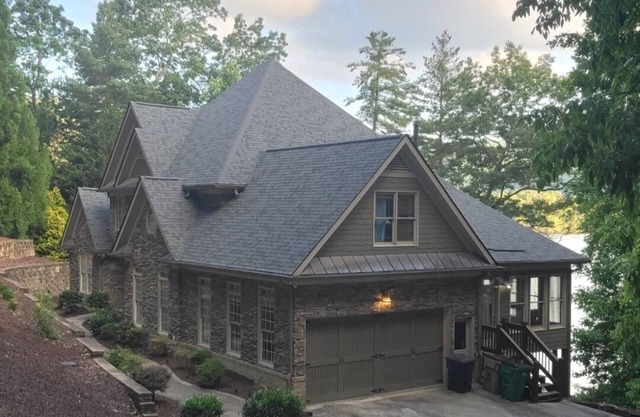 Luxury Lakefront Lodge in Gated Community